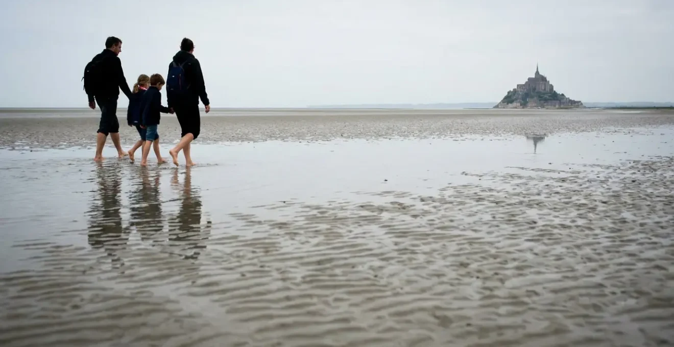 Groupe de randonneurs traversant la baie du Mont-Saint-Michel à pied lors d'une marée basse