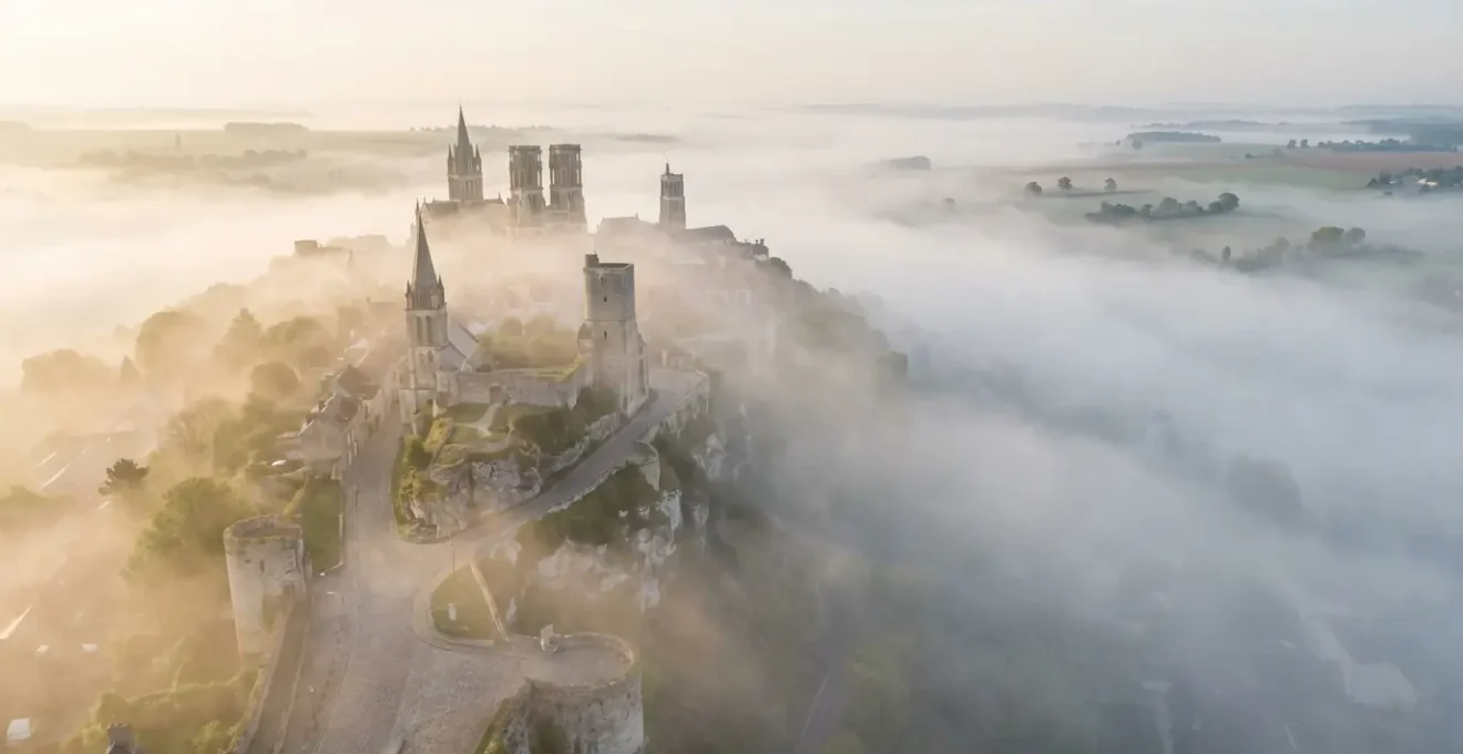 Vue aérienne de la cité médiévale de Laon perchée sur sa colline dans la brume matinale