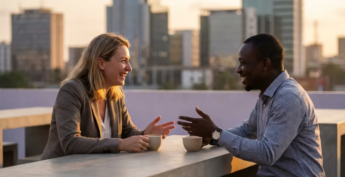 Entrepreneurs discutant autour d'un café sur une terrasse moderne à Abidjan, avec vue sur le quartier des affaires