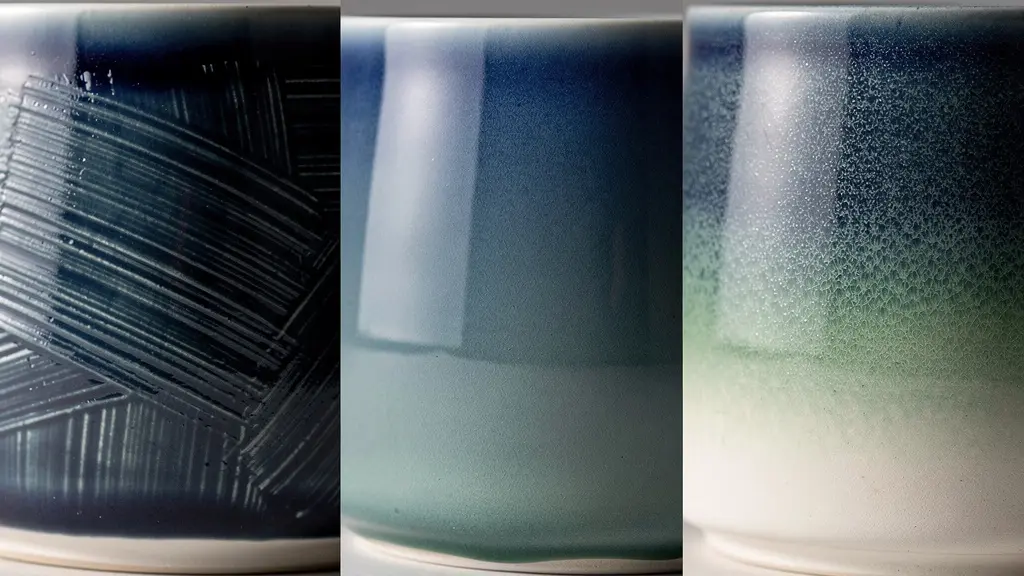 Gros plan sur différentes techniques d'émaillage montrant des textures variées sur des pièces de céramique
