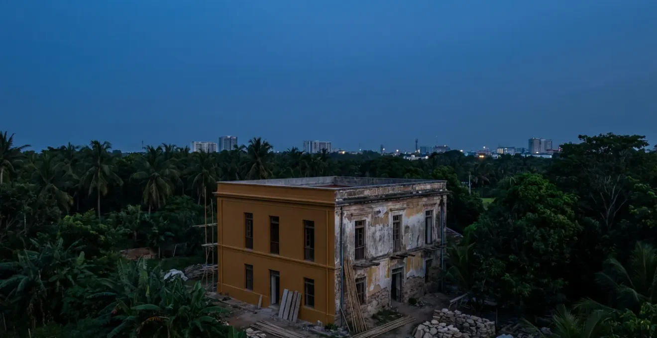 Villa coloniale française restaurée entourée de végétation tropicale à Hanoï